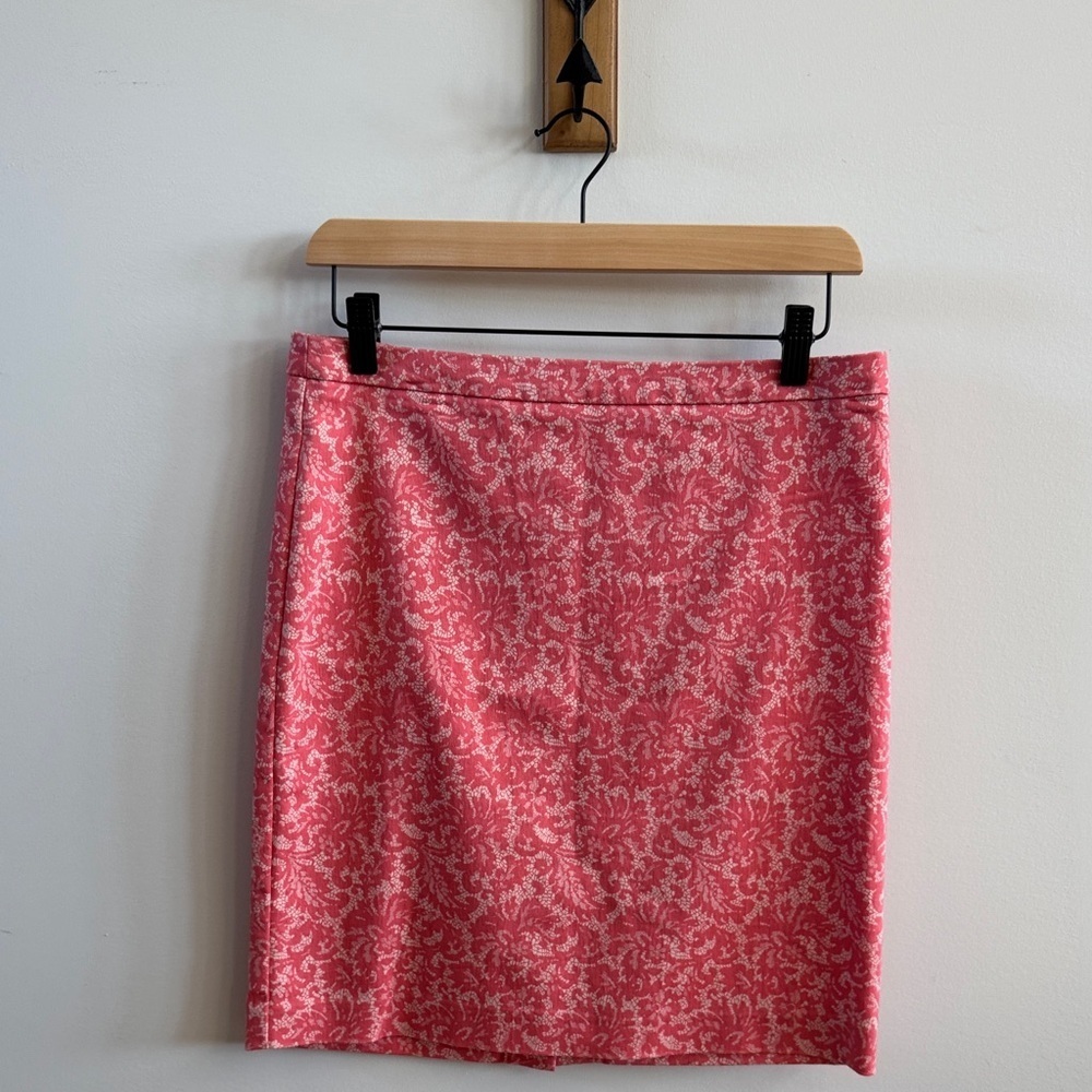 🌸 Reitmans Pink Floral Pencil Skirt
Size 4P (Petite)